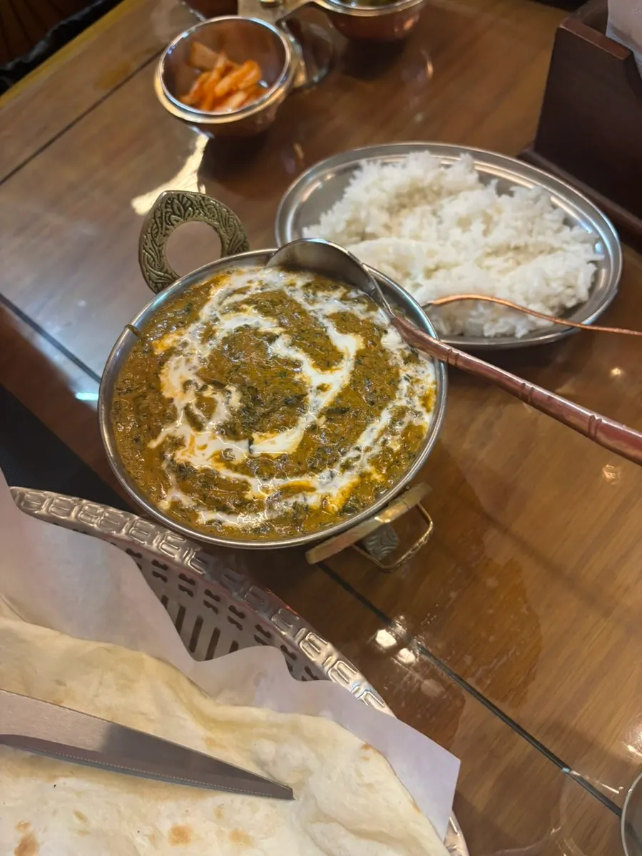 Fluffy rice topped with curry