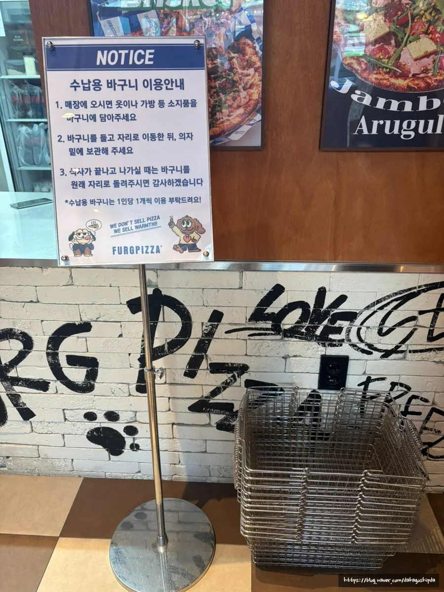 따뜻한 피자와 함께한 식사