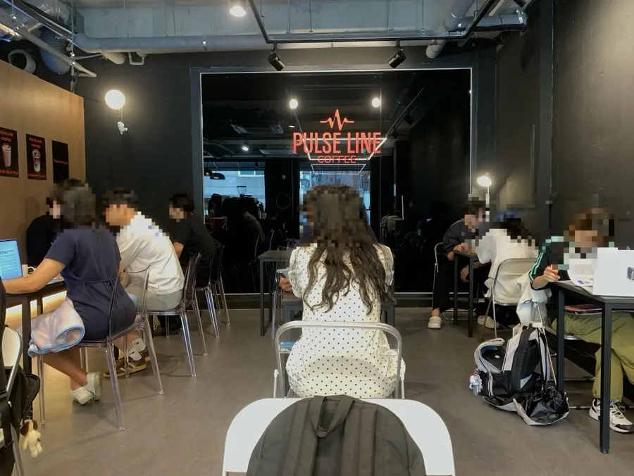 콘센트가 있는 벽쪽 카페 좌석