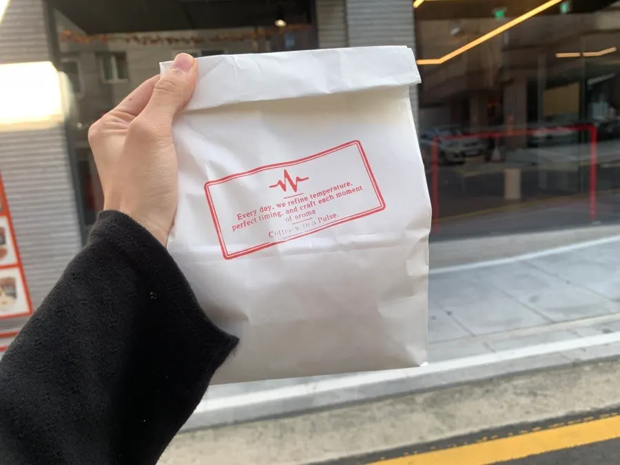 선물용으로 포장한 머핀과 파운드케이크