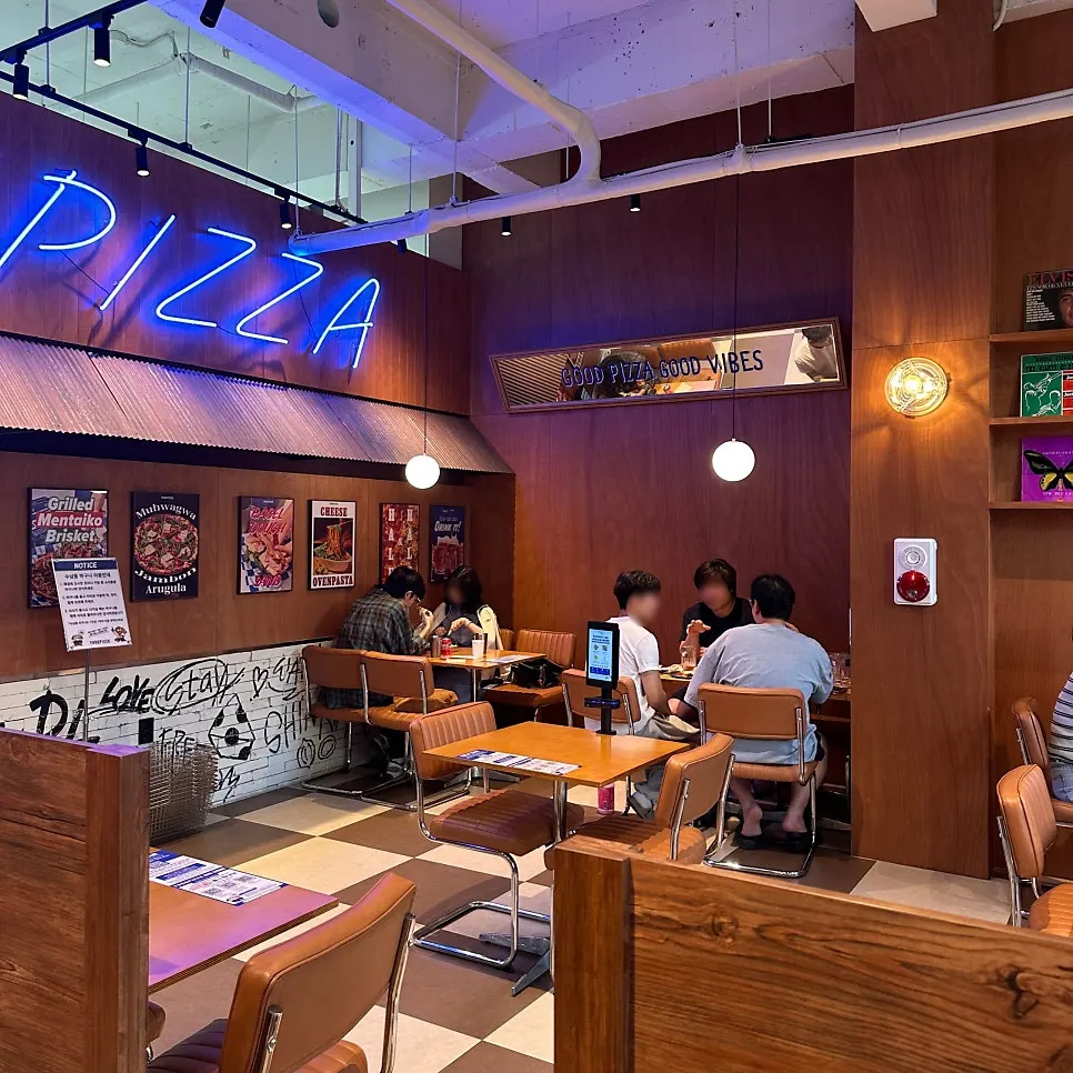 First-floor interior with an American pizza-joint feel