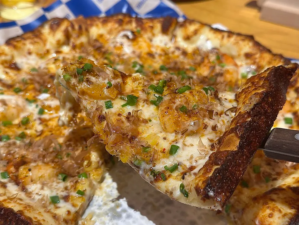 Pizza topped with shrimp and pen-shell scallops