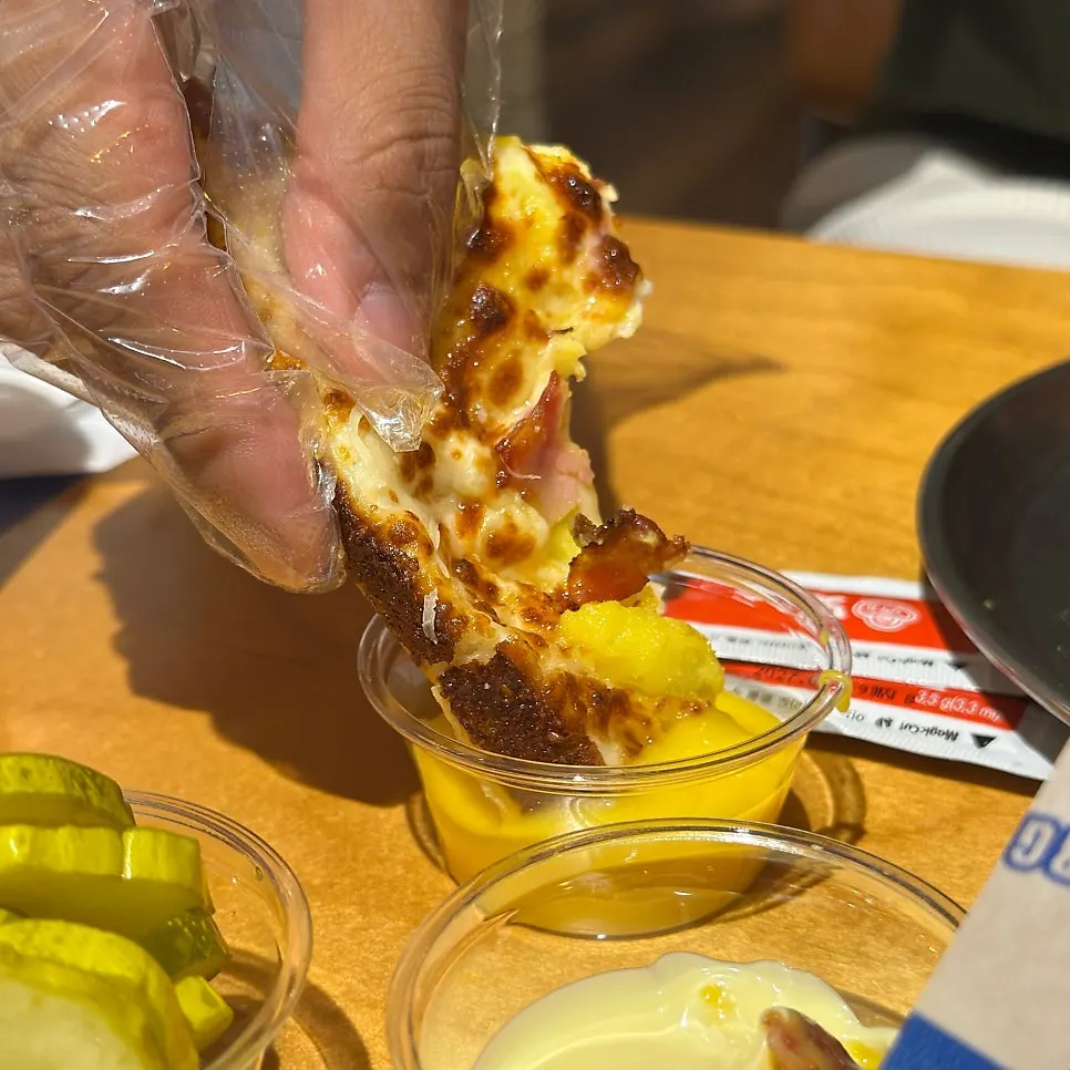 Free garlic dipping and ranch sauces