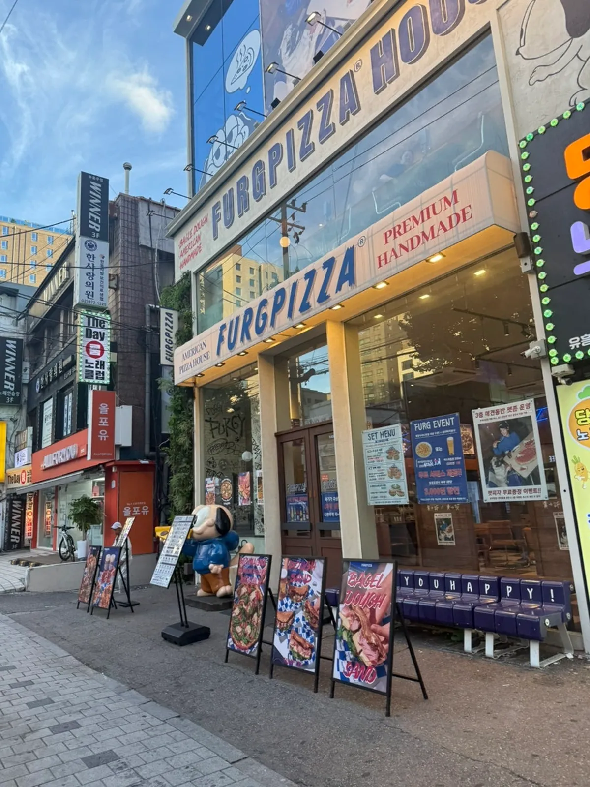 Exterior of Pug Pizza House near Sillim Station