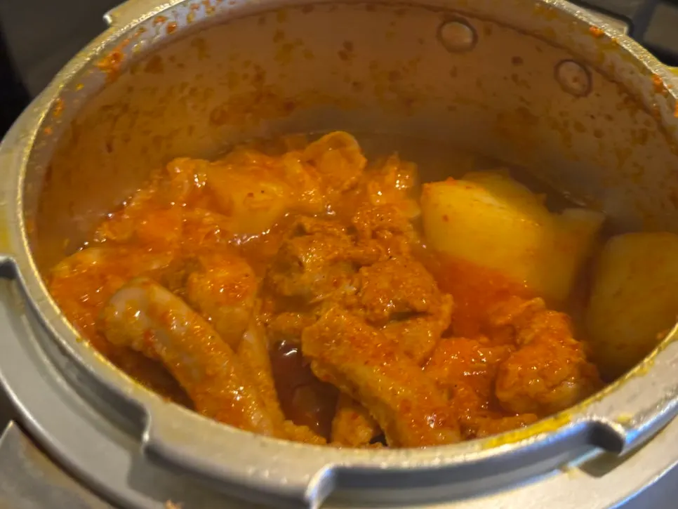 Pressure-cooker gopdoritang opened at the table