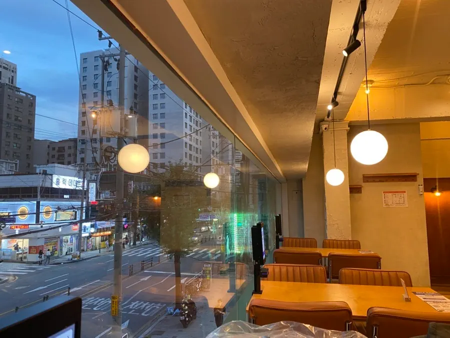 2층 피자 식사 공간 좌석