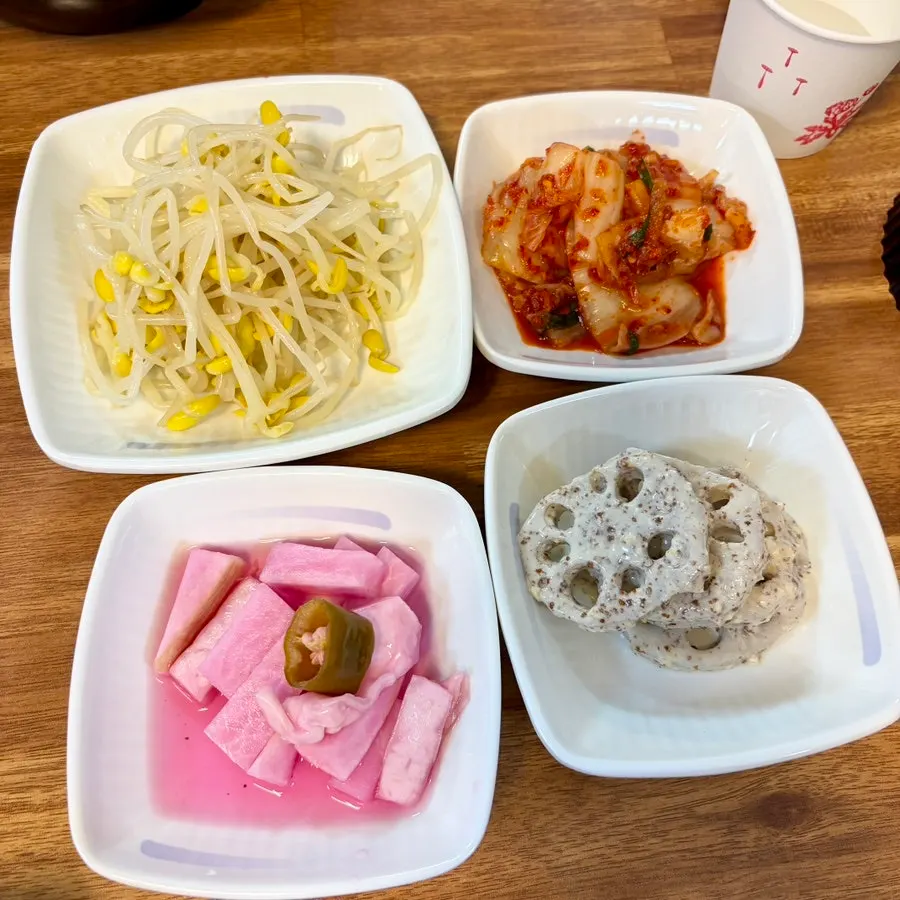 Banchan sebelum gaori-jorim disajikan