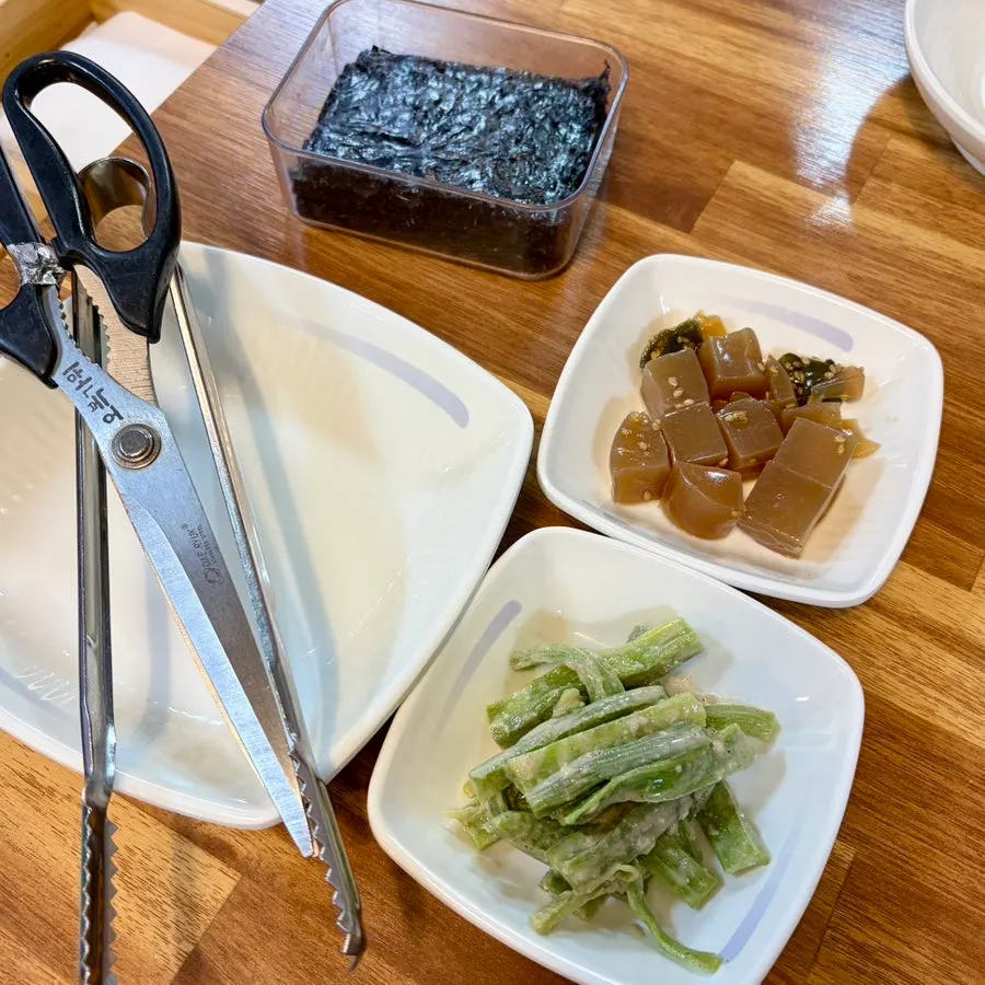 Banchan masakan Korea yang rapi dan melimpah