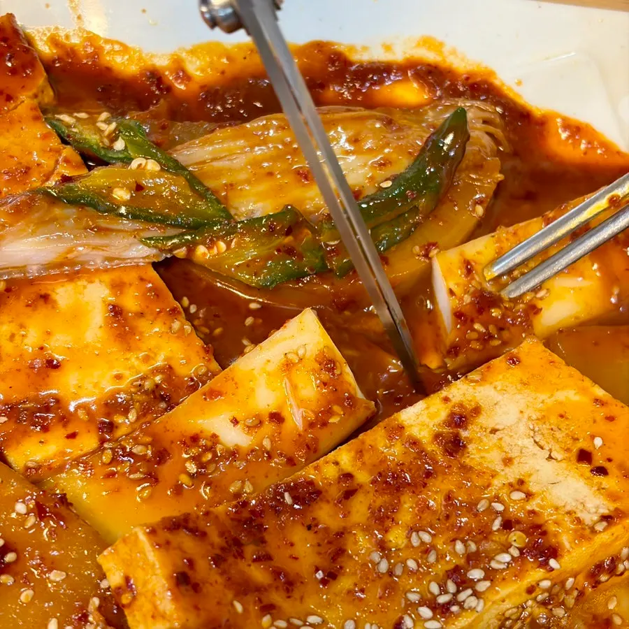 Garaetteok yang dicelupkan ke saus gaori-jorim