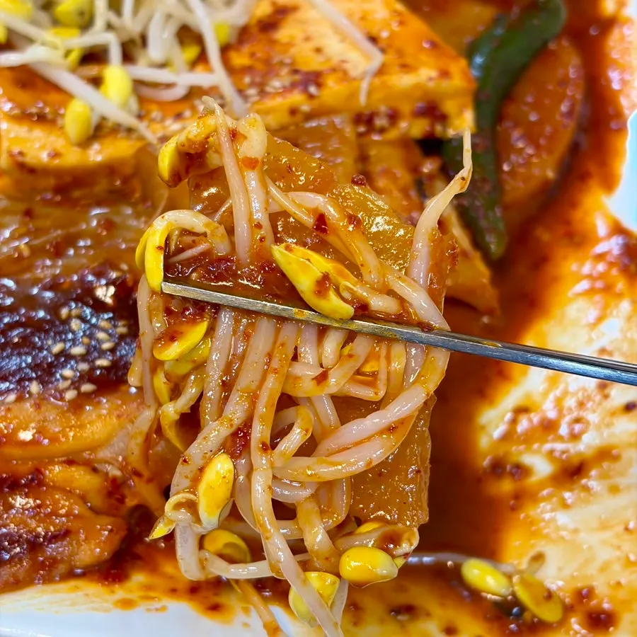 Taoge yang diaduk dengan saus braise