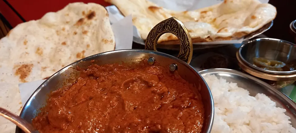 Chicken tikka masala with rice and naan