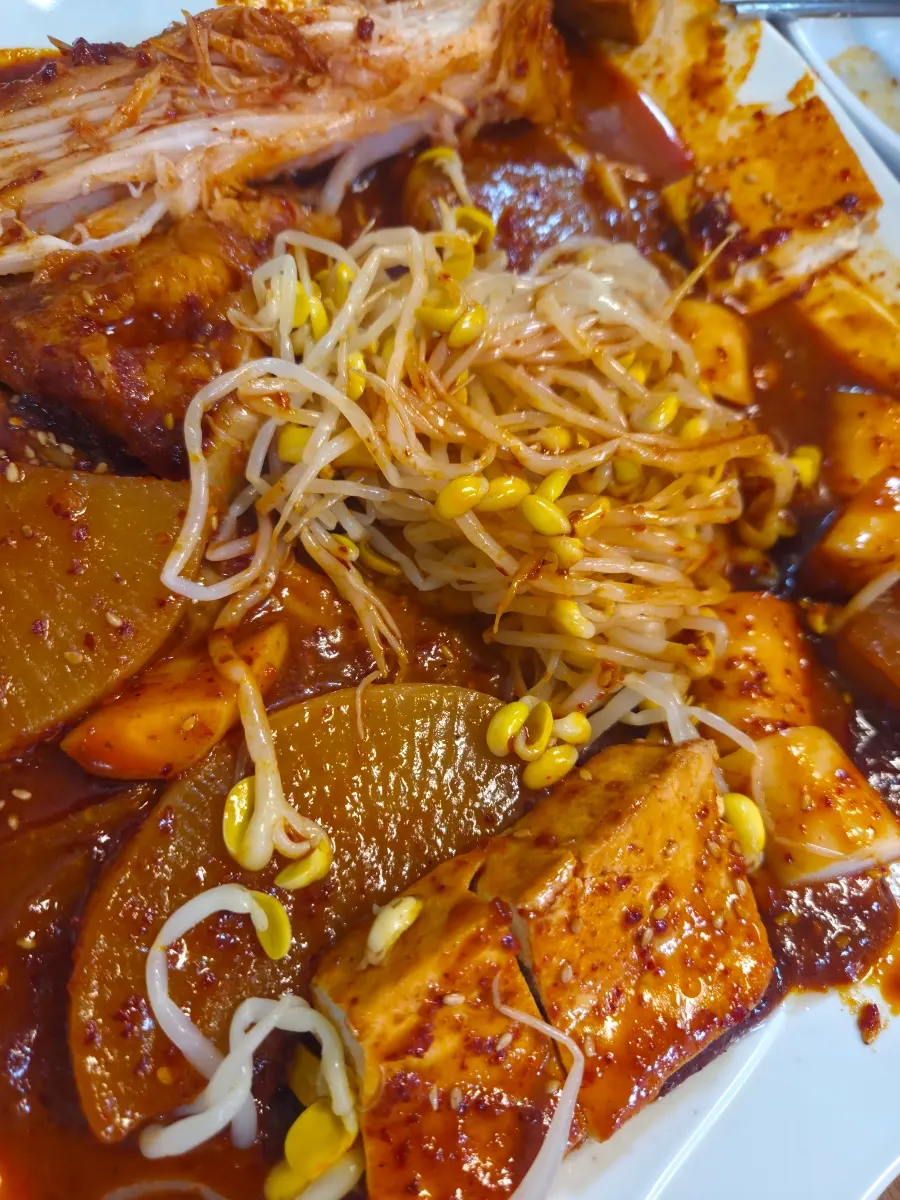 부드러운 가오리와 매콤한 양념