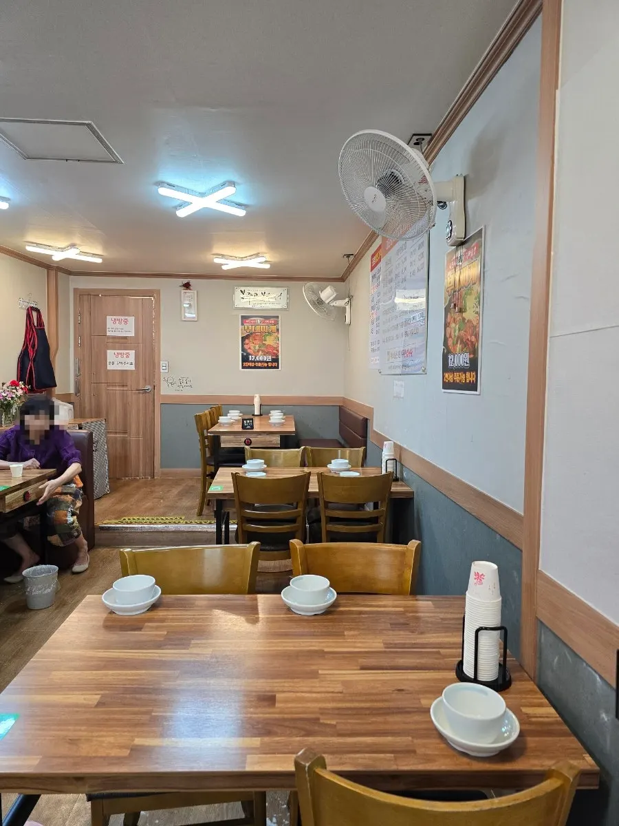 예소반朴素整洁的店内环境