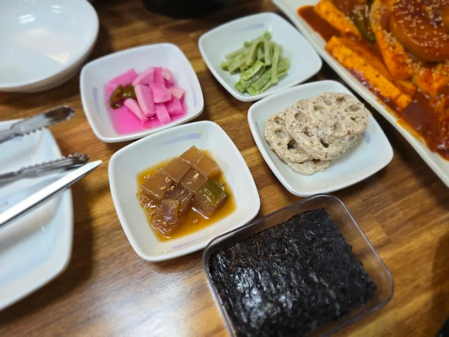 配石锅饭的辣炖鳐鱼套餐