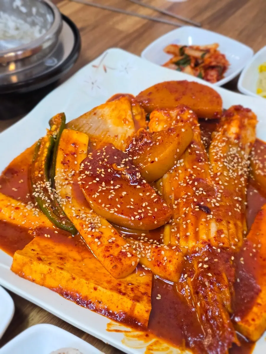 软嫩的鳐鱼肉与炖菜酱汁