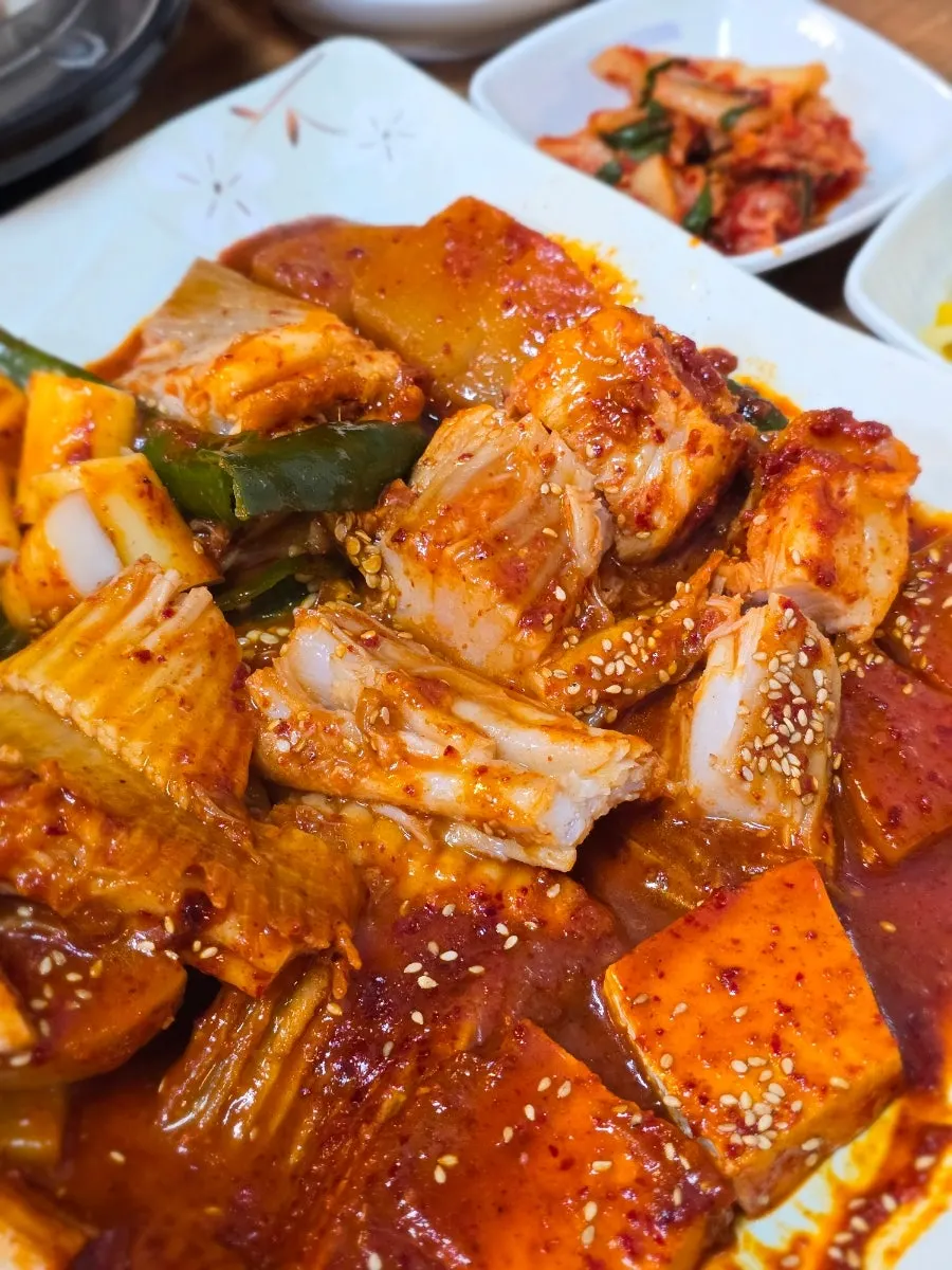 辣炖鳐鱼的鱼肉与脆骨口感