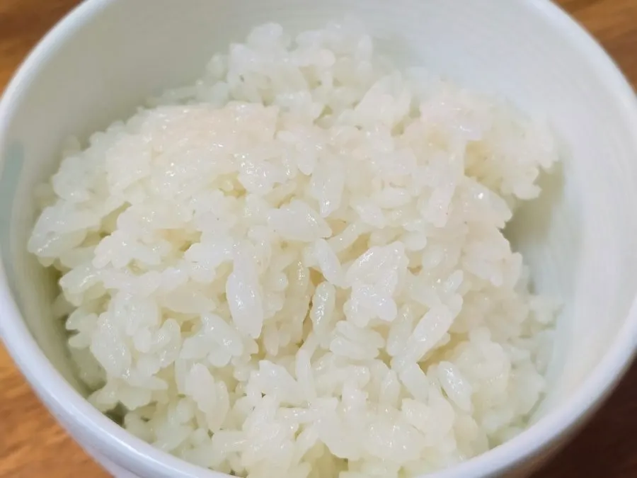 与辣炖鳐鱼一同上桌的刚出锅石锅饭