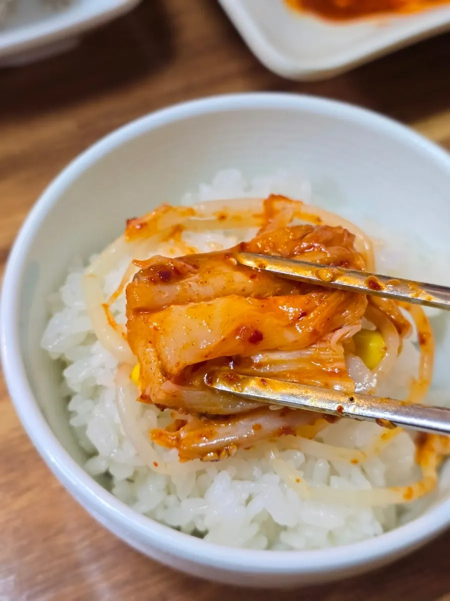 生紫菜与鳐鱼搭配的石锅饭吃法