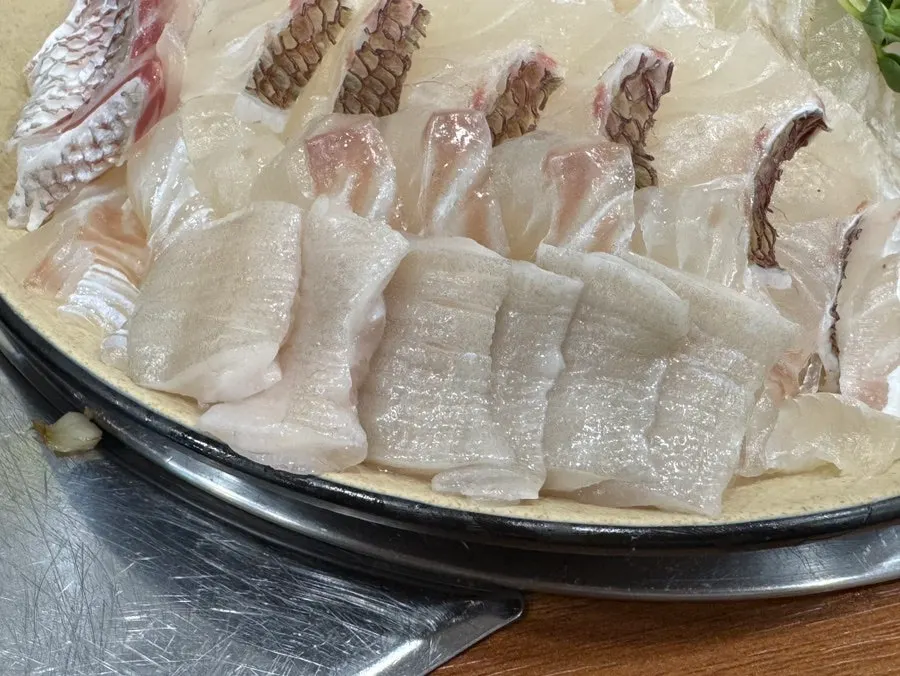 Medium flounder-sea bream set with radish sprouts and lemon slices