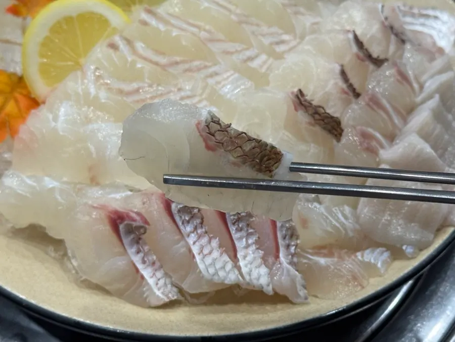 Thick-cut live flounder sashimi