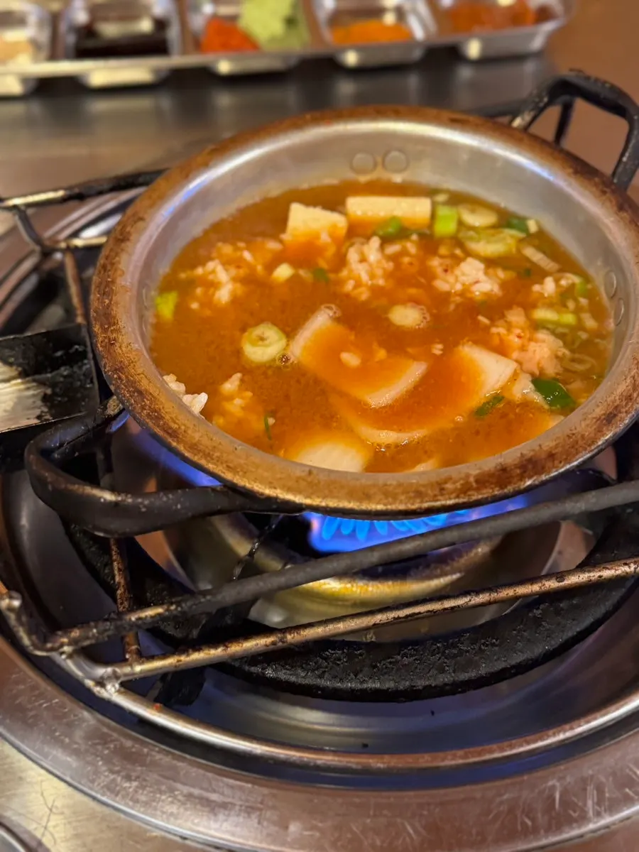 차돌박이 된장찌개와 밑반찬