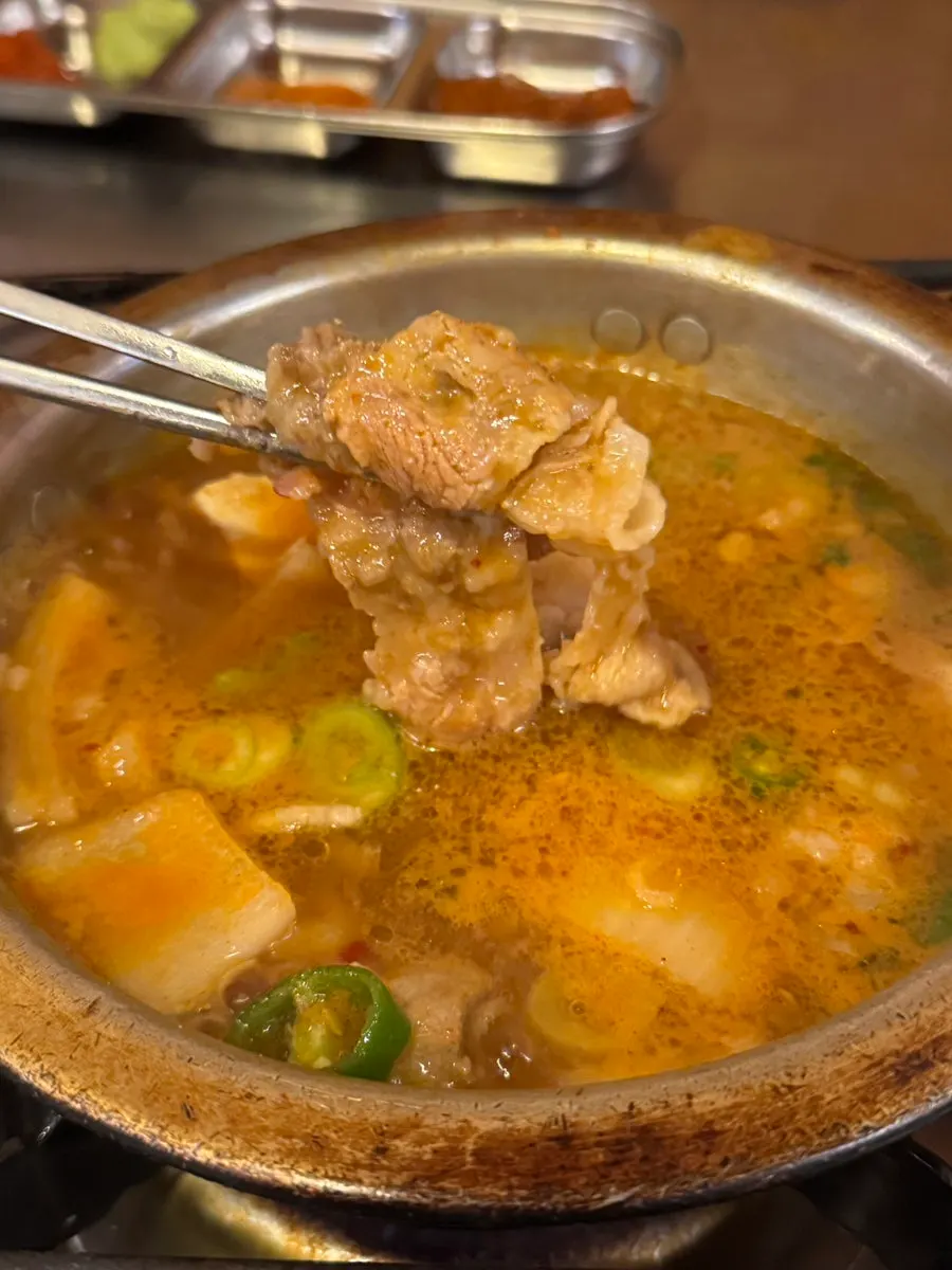 심돈 밑반찬 접시 클로즈업