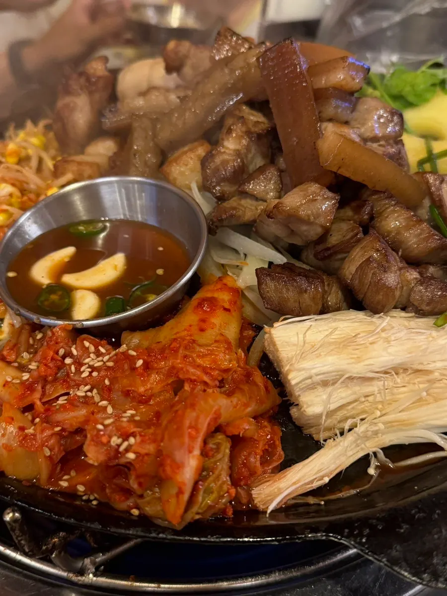 밑반찬과 쌈 채소 세팅
