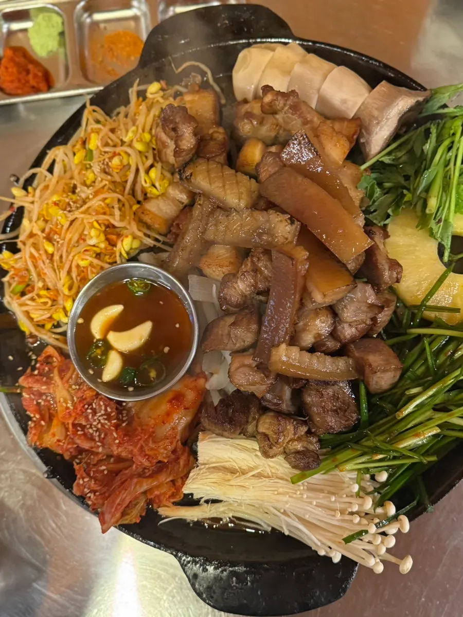 여러 부위가 담긴 모듬 한판구이