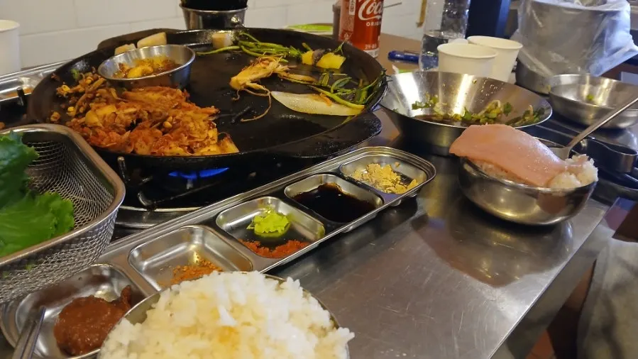 심돈 테이블과 식사 준비 모습