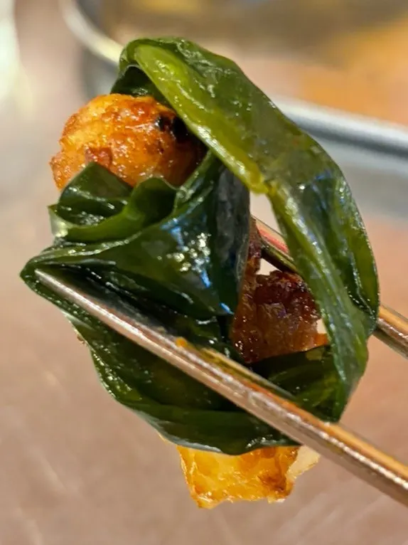 소스에 찍은 통삼겹 클로즈업