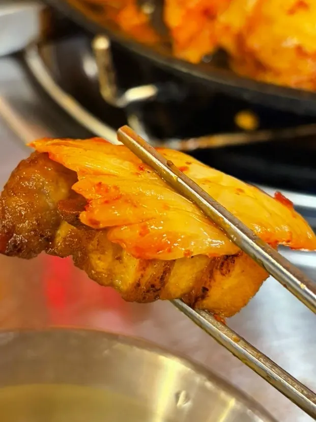 구운 김치와 함께 먹는 통삼겹