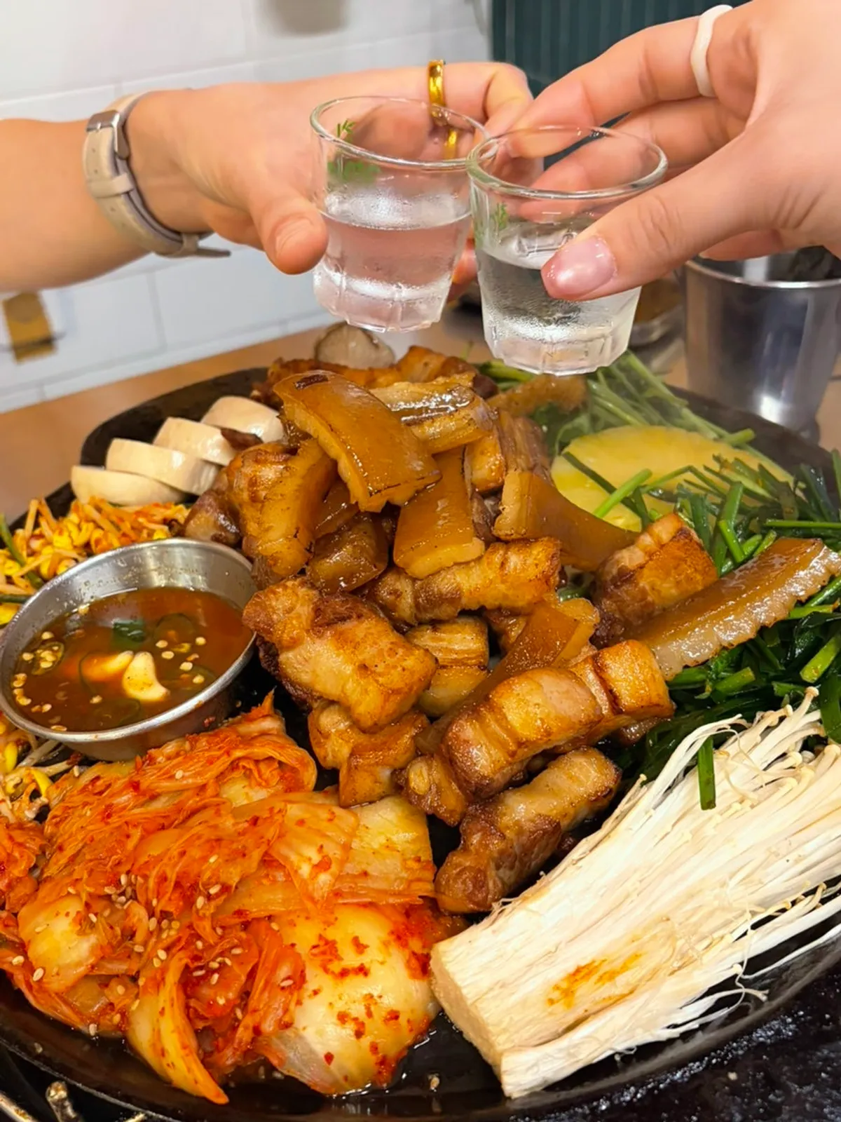 새송이와 팽이버섯이 곁들여진 고기 한판