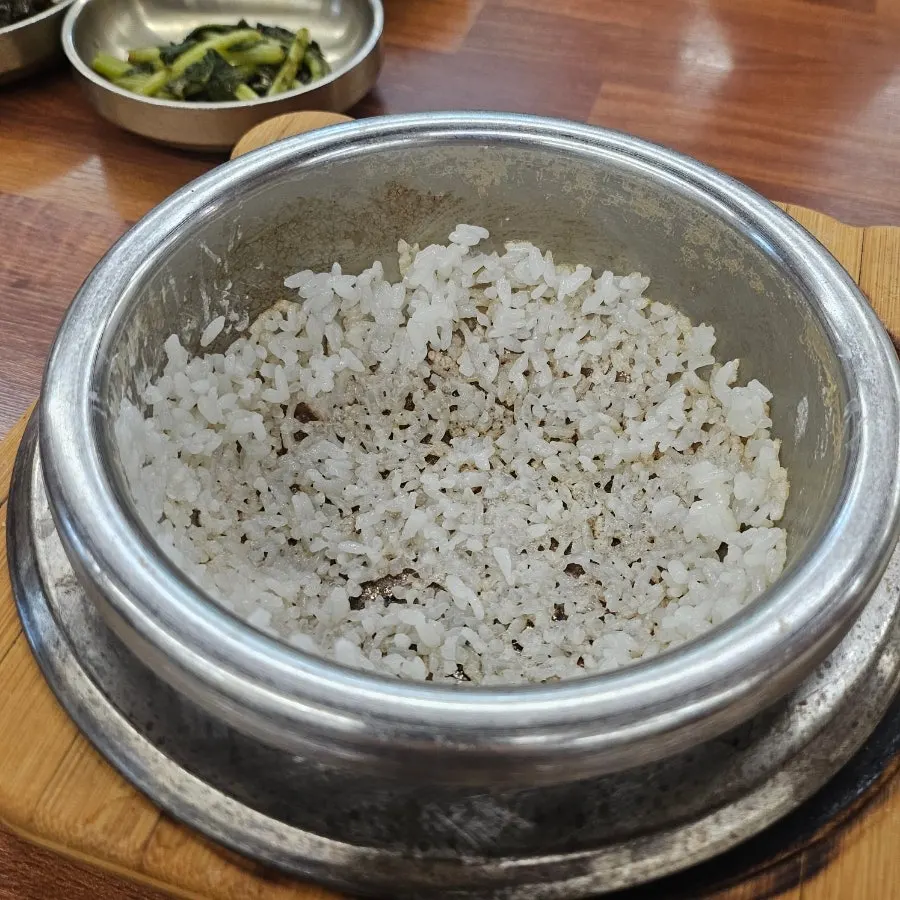 Freshly cooked stone-pot rice