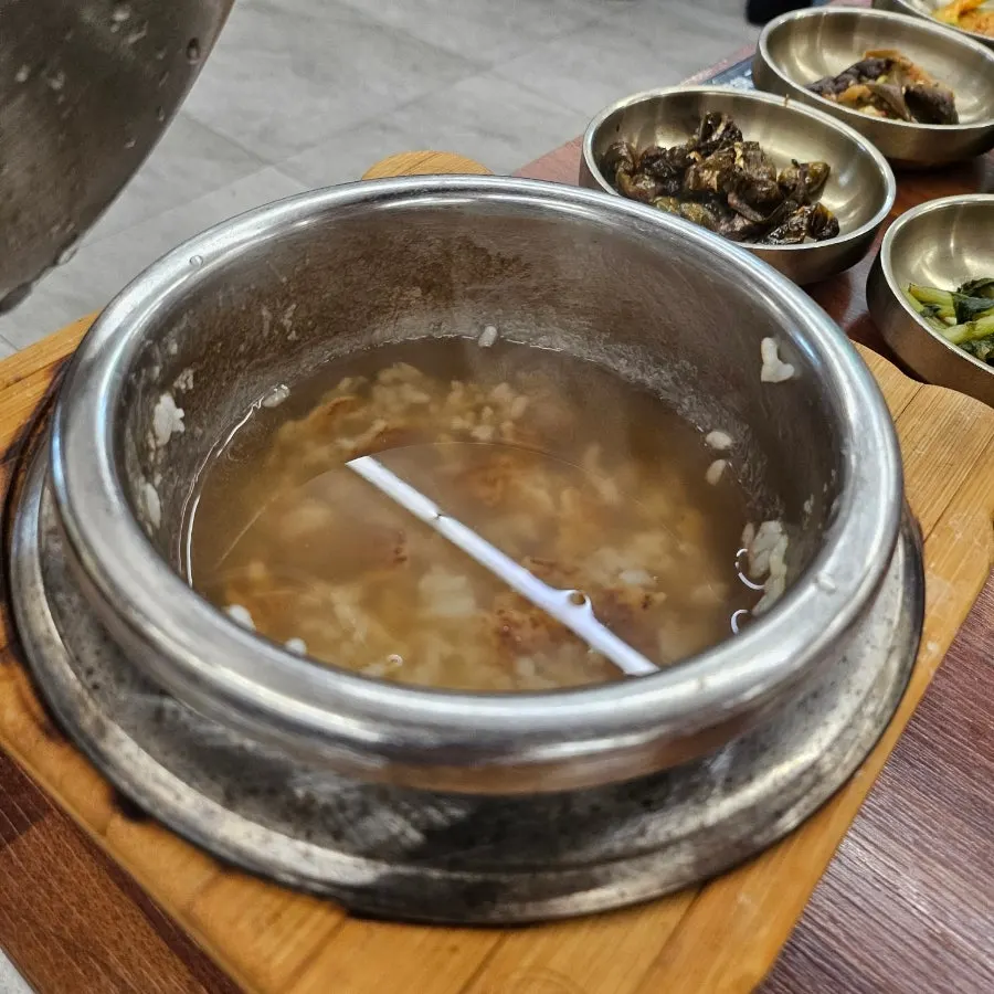 The deuljeongsik table later in the meal