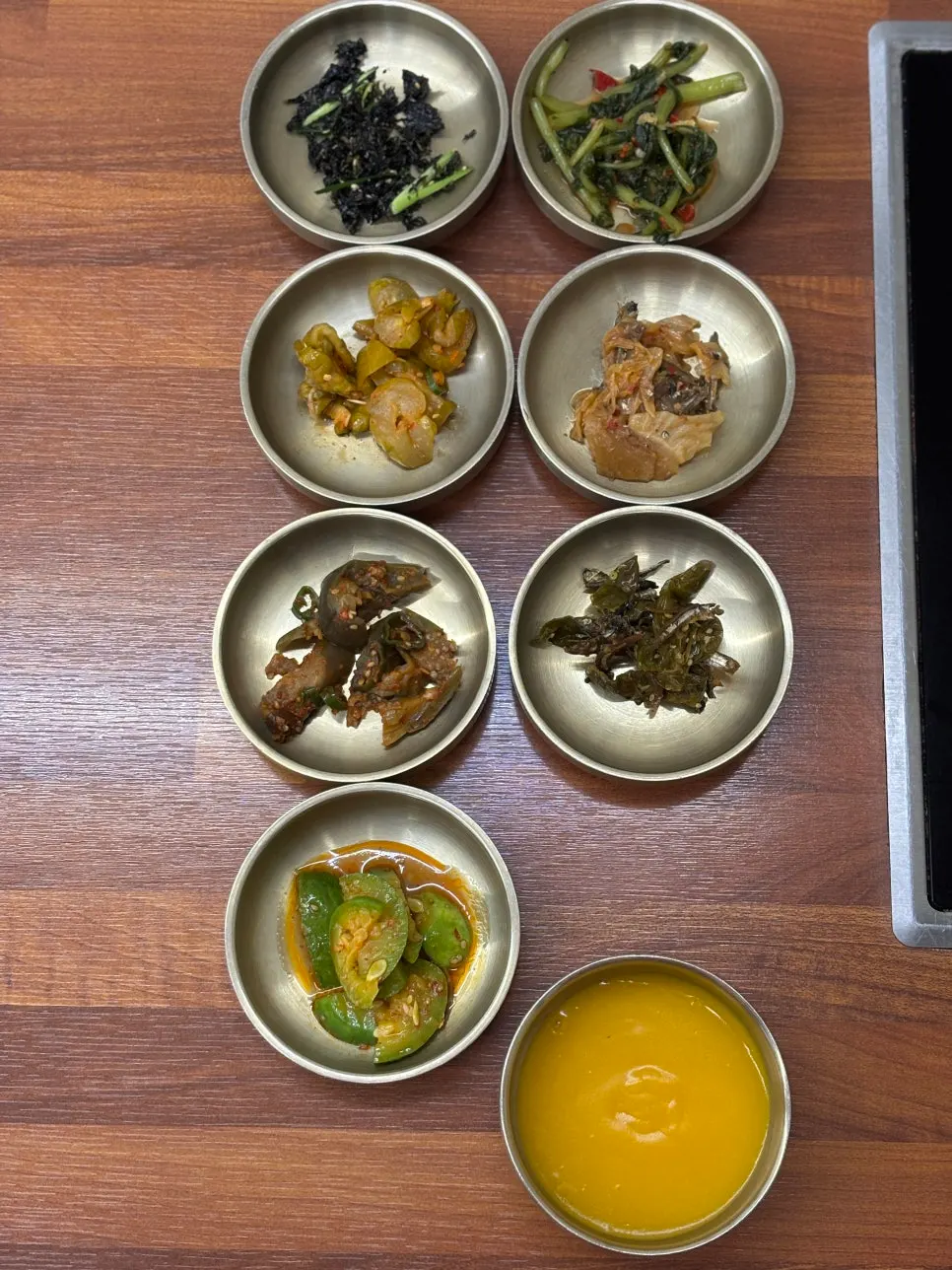 들정식 반찬이 차려진 상