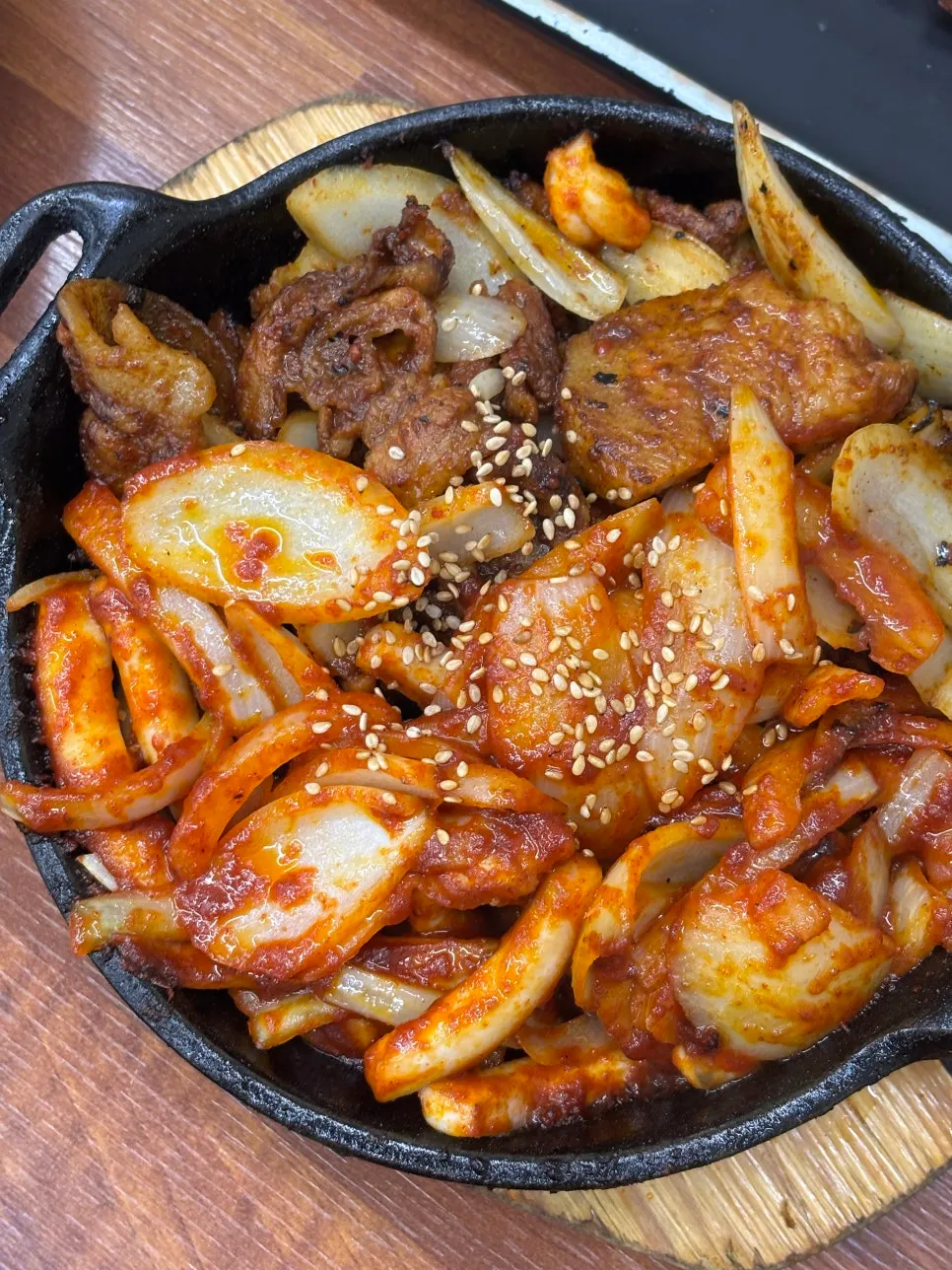 반반으로 나온 제육볶음과 오징어볶음