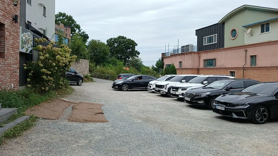 주말 점심시간 심학산 들꽃쌈밥 매장 내부