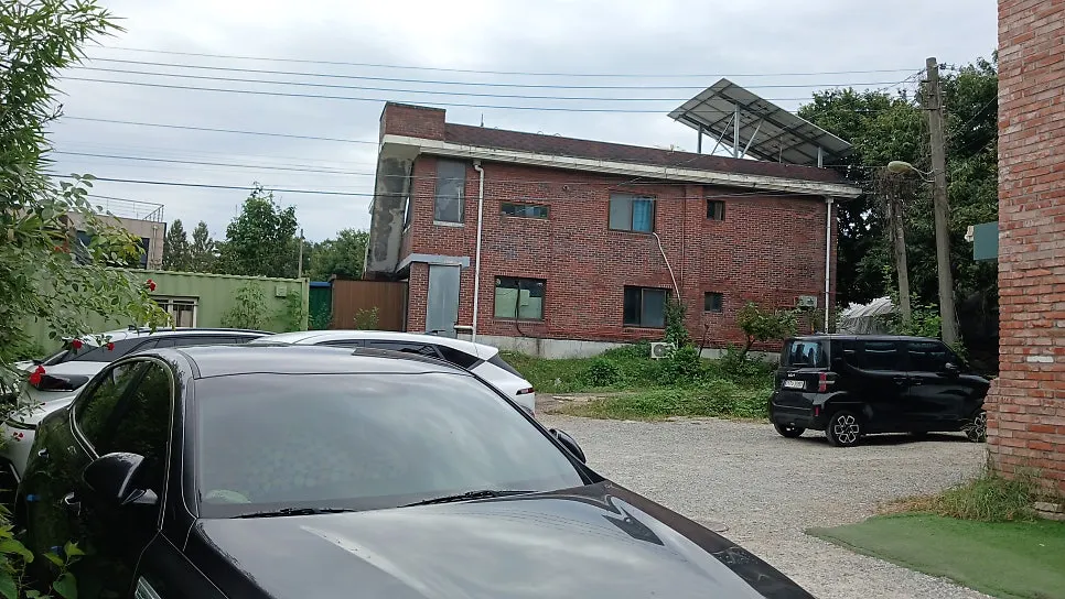 심학산 들꽃쌈밥 홀 좌석과 손님들