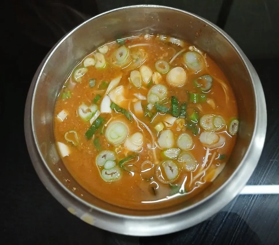 된장찌개와 여러 종류의 밑반찬