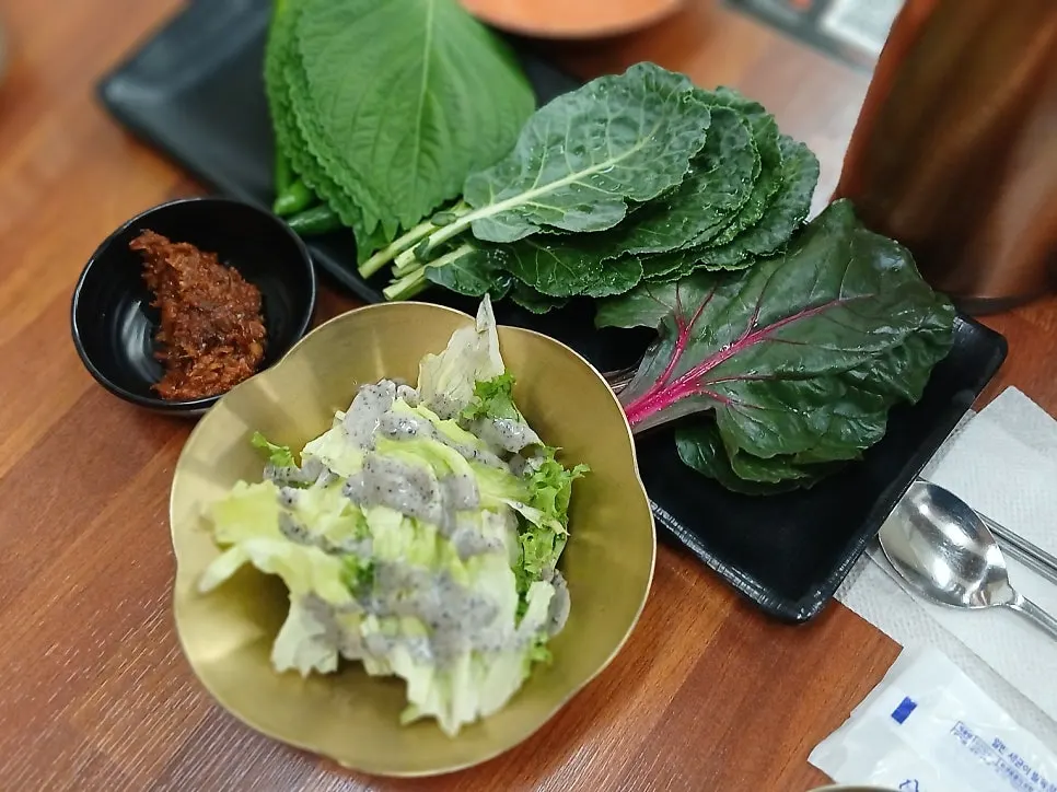 셀프바에서 가져온 쌈채소 접시