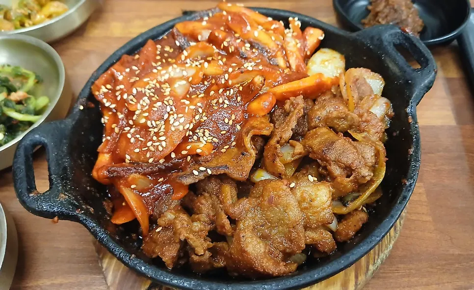 제육볶음과 오징어볶음이 올라간 테이블