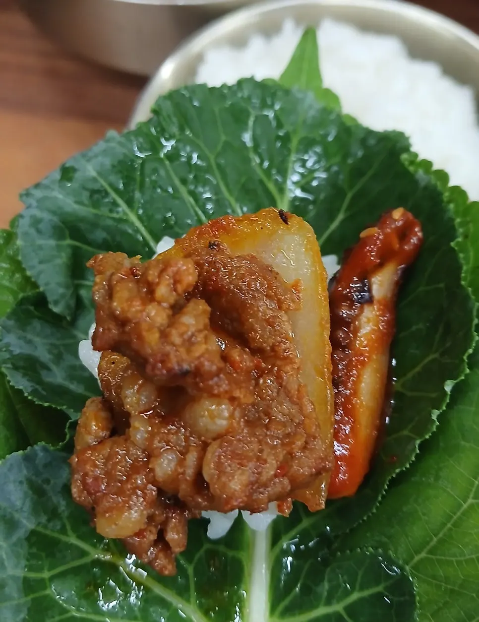 상추에 올린 제육볶음 쌈