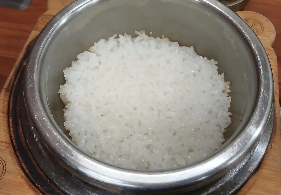 뚜껑을 연 돌솥밥