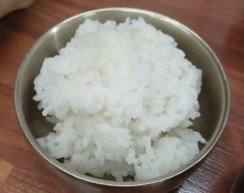 돌솥밥을 그릇에 덜어놓은 모습