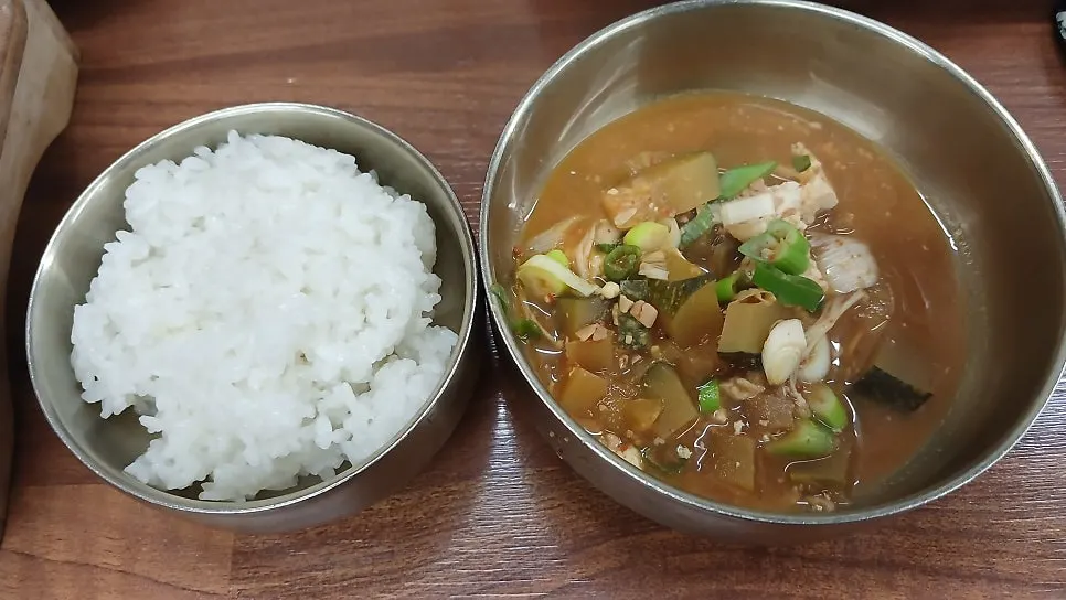 솥에 보리차를 붓는 모습