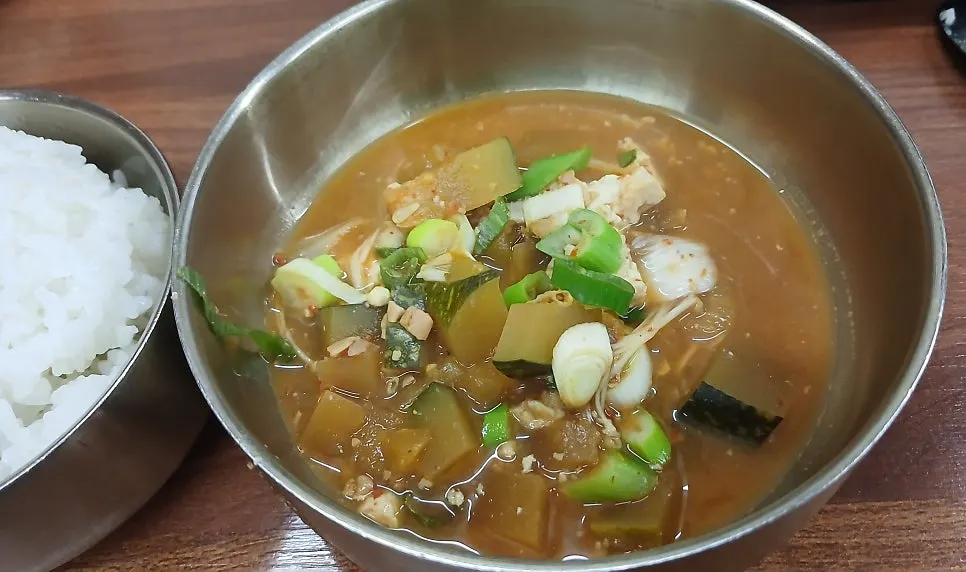 보리차를 부어 누룽지를 만드는 돌솥