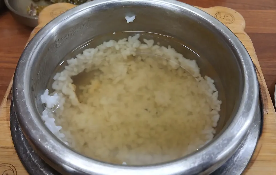 돌솥에 남은 누룽지