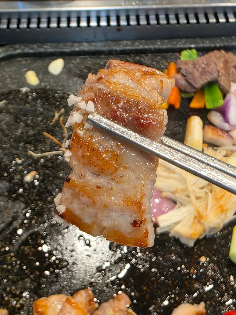 Grilled pork belly dipped in salt