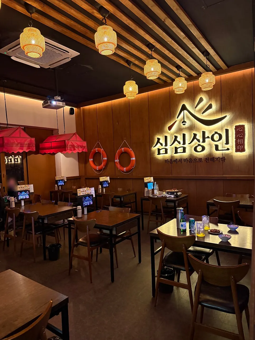 평일 저녁 손님이 많은 심심상인 인천논현점 내부