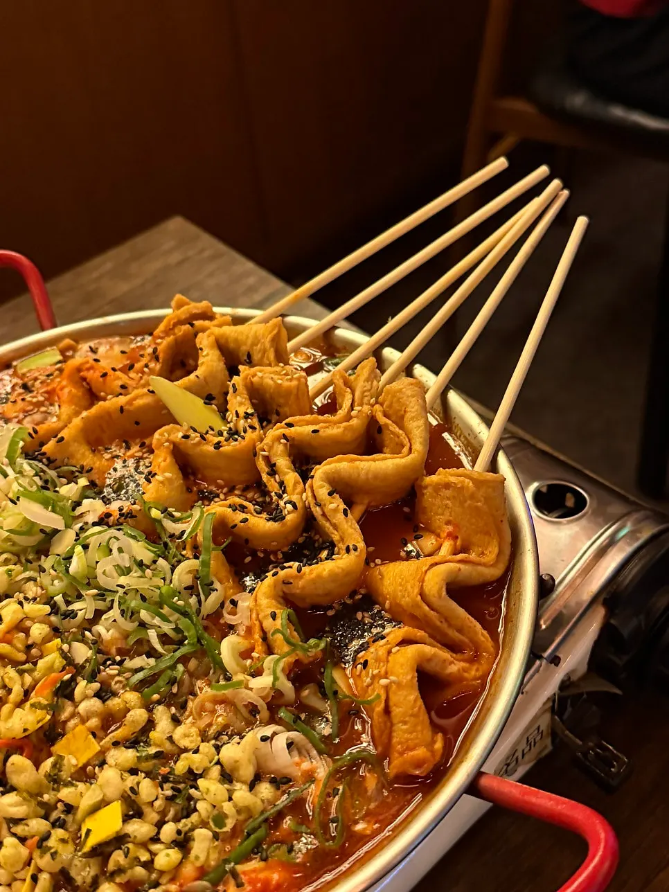 떡볶이 국물에 면사리와 꼬치어묵이 담긴 빨오면